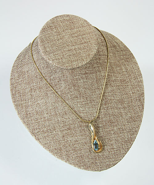 DCH3721 = Burlap Necklace Display 7-1/2" W