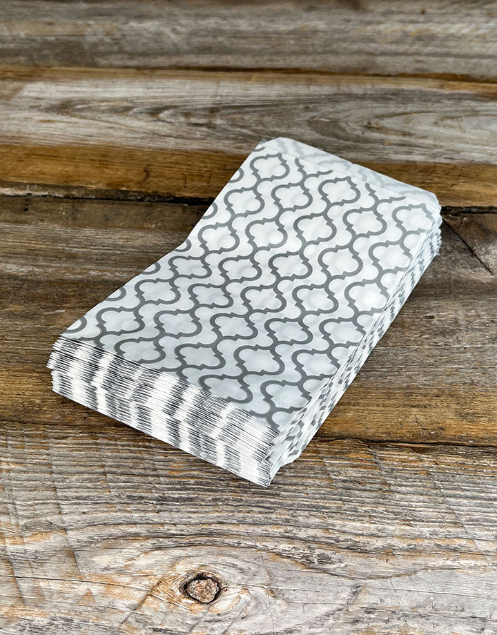 DBG1131 = Paper Gift Bag Silver Trellis Pattern 4'' x 6'' (Bundle of 100)