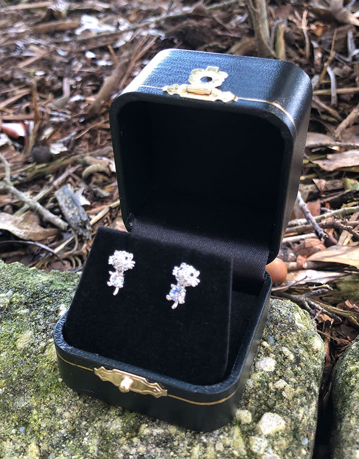 DBX1146 = Gold Latch Leatherette Earring Box