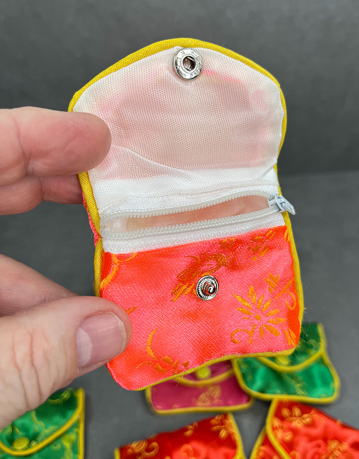 DBX2402 = Silk Pouches with Zipper 3''x2-1/2'' (Dozen)