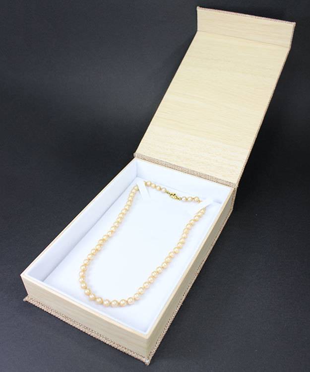 DBX3055 = Burlap Deluxe Magnetic Necklace Box 4-3/4'' x 7-1/4'' x 1-1/8'' (Each)