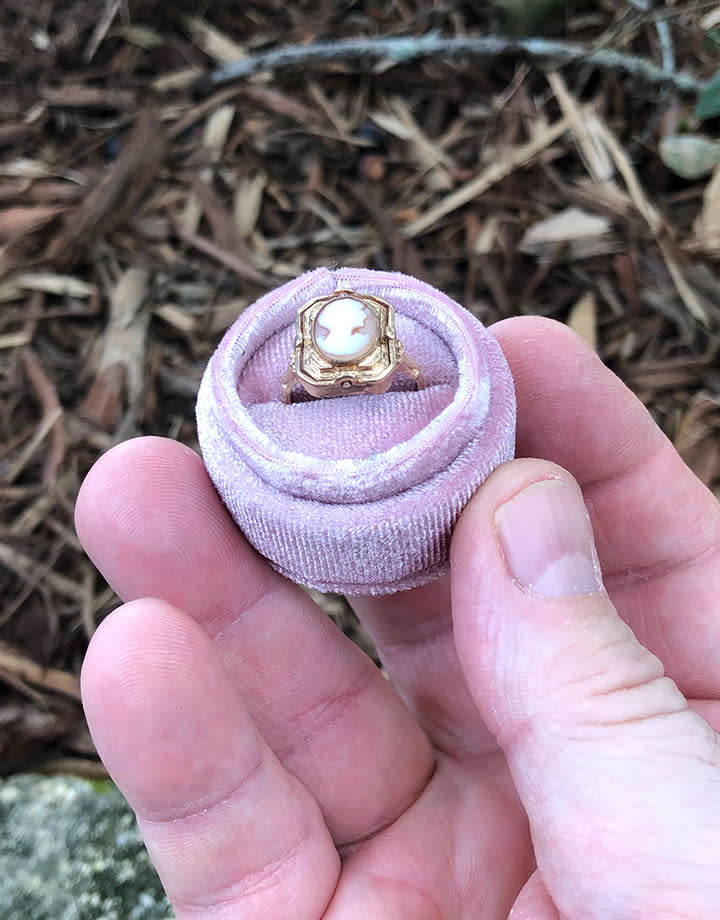 DBX6200P = Round Velvet Ring Tube Box Pink (each)