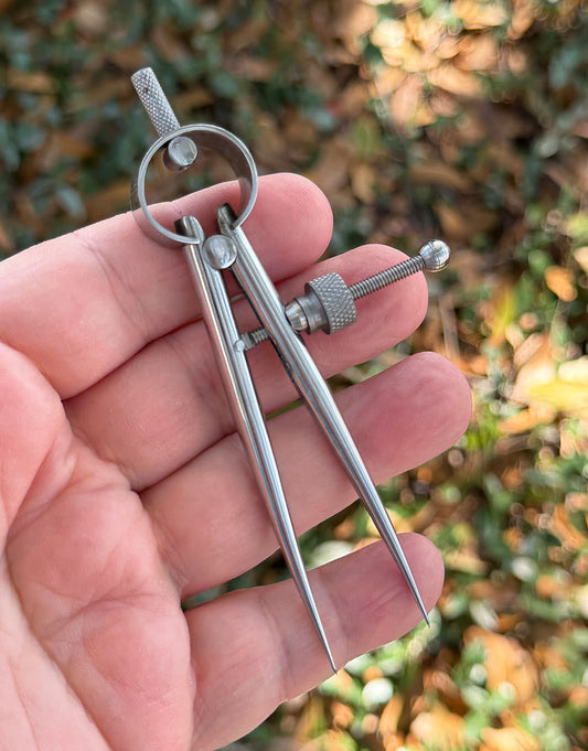 DI553 = 3" Divider with Round Legs