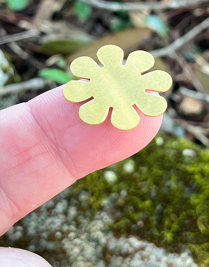 MSBR40524 = BRASS SHAPE - FLOWER 15/16'' 24ga (Pkg of 6)