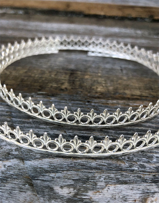 SGW04 = Sterling Gallery Wire "Ring and Fleur" (Per Inch)