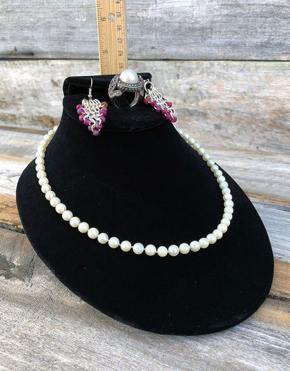 DCH1718 = Value Velvet Necklace Bust with Earring Flap & Ring Clip 4''H