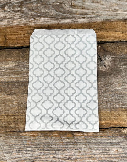 DBG1133 = Paper Gift Bag Silver Trellis Pattern 5'' x 7'' (Bundle of 100)