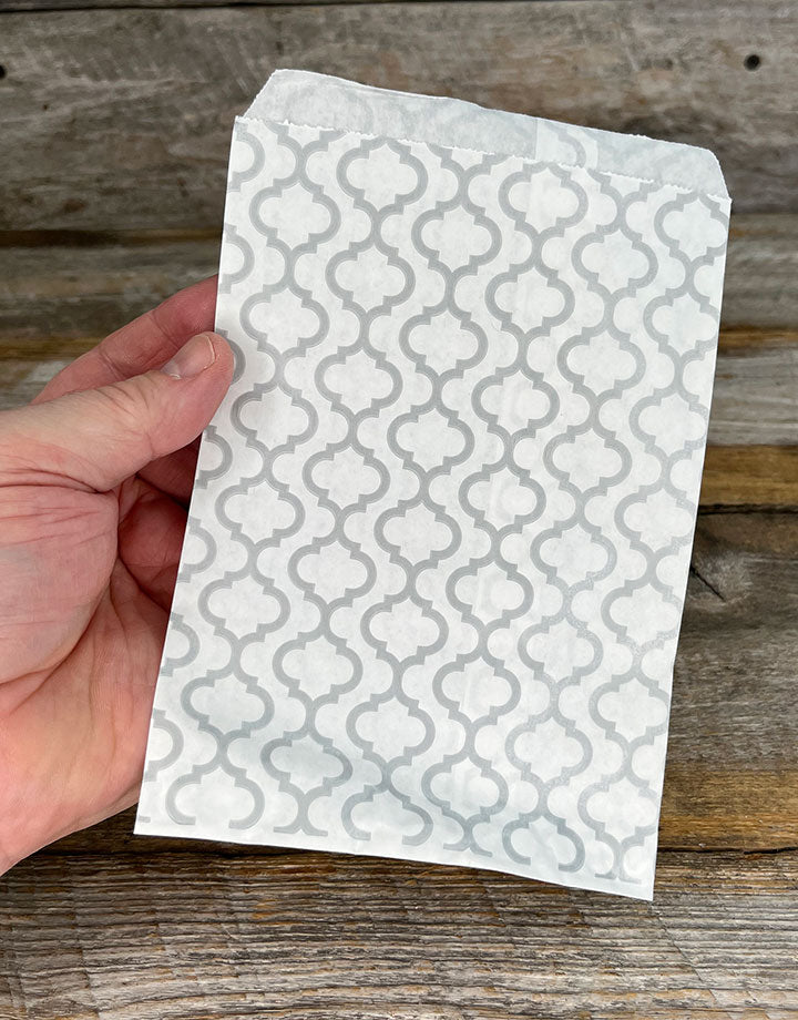DBG1133 = Paper Gift Bag Silver Trellis Pattern 5'' x 7'' (Bundle of 100)