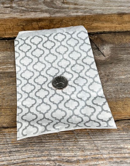 DBG1133 = Paper Gift Bag Silver Trellis Pattern 5'' x 7'' (Bundle of 100)