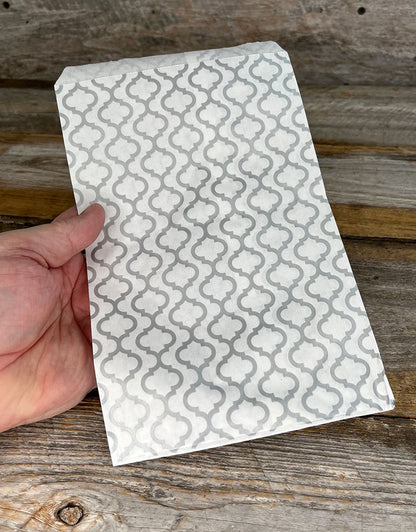 DBG1134 = Paper Gift Bag Silver Trellis Pattern 6'' x 9'' (Bundle of 100)