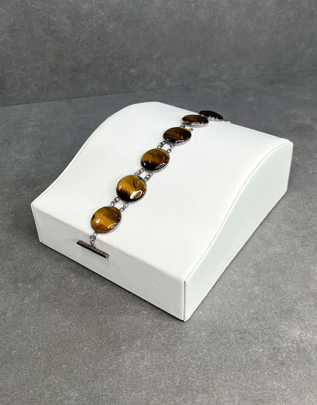 DBR6311 = White Leatherette Contoured Bracelet Ramp