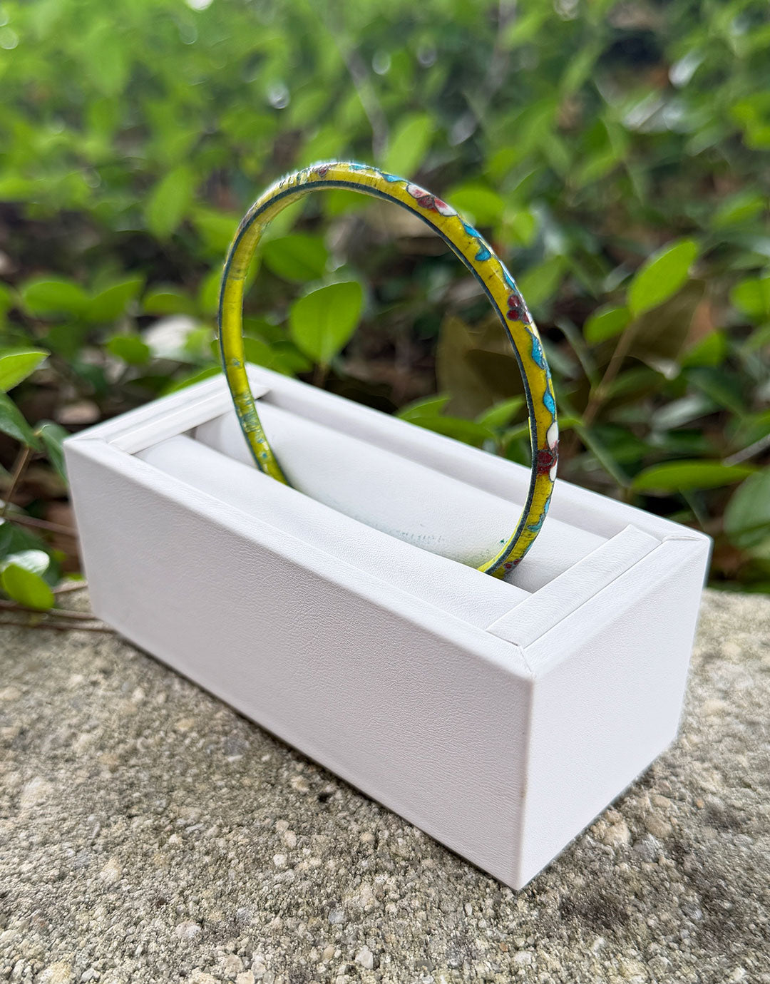 DBR6901 = White Leatherette Single Bangle Stand
