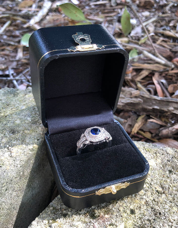 DBX1136 = Gold Latch Leatherette Ring  Box