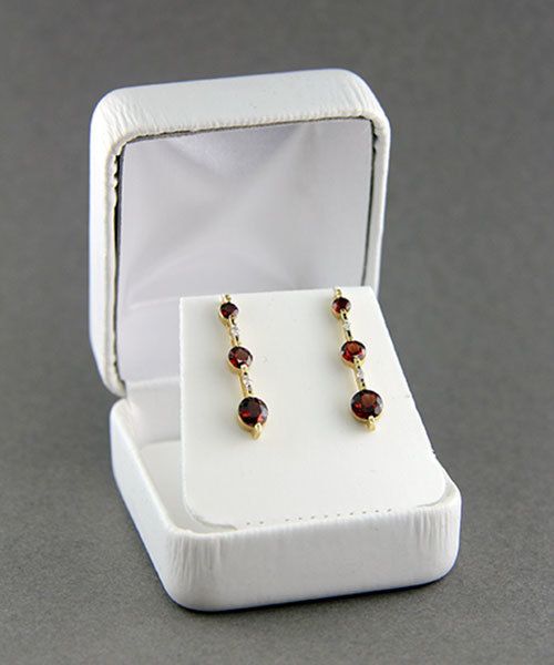 DBX1902EW = Leatherette Earring Box White (EACH)