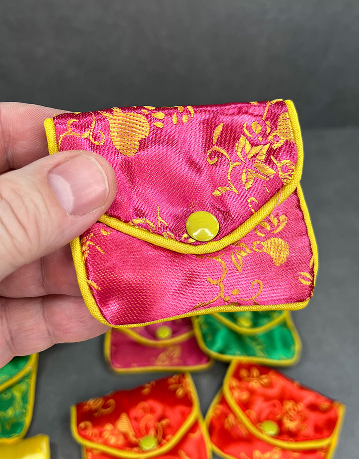 DBX2402 = Silk Pouches with Zipper 3''x2-1/2'' (Dozen)
