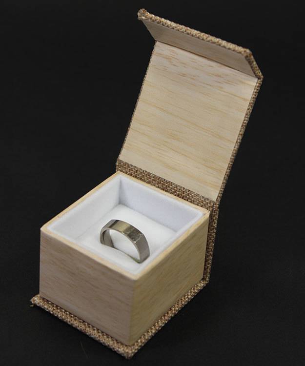 DBX3050 = Burlap Deluxe Magnetic Ring Box 1-7/8'' x  2-1/4'' x 1-1/2'' (Each)
