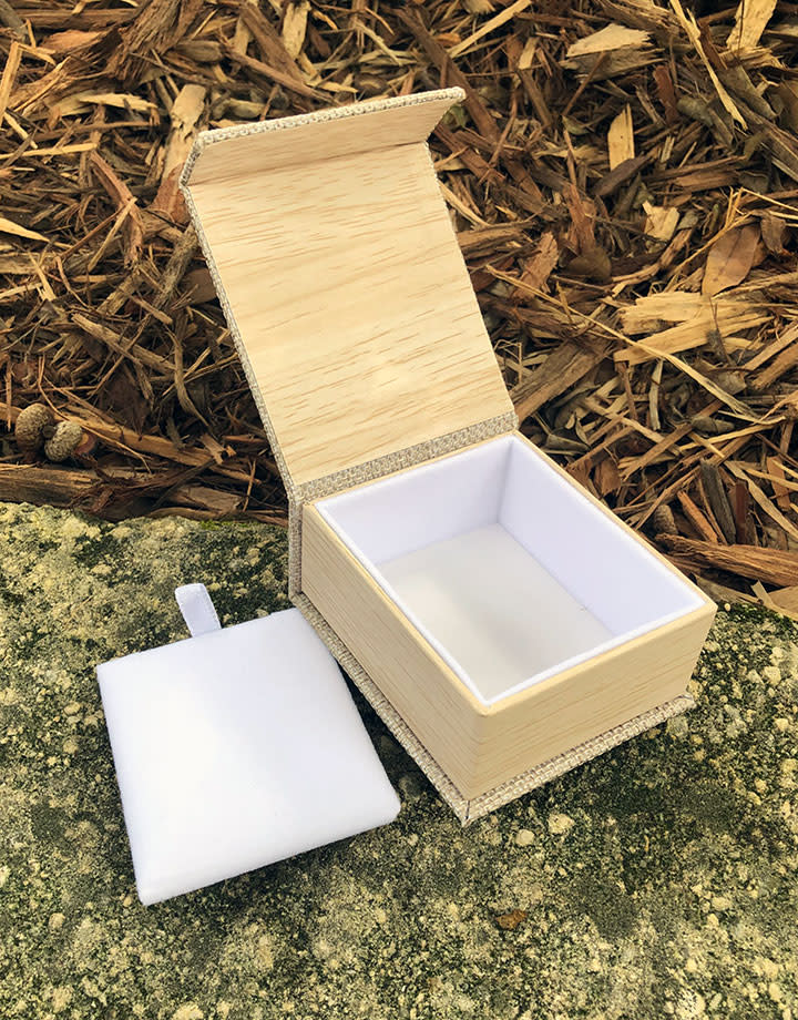 DBX3054 = Burlap Deluxe Magnetic Earring/Pendant Box (Each)