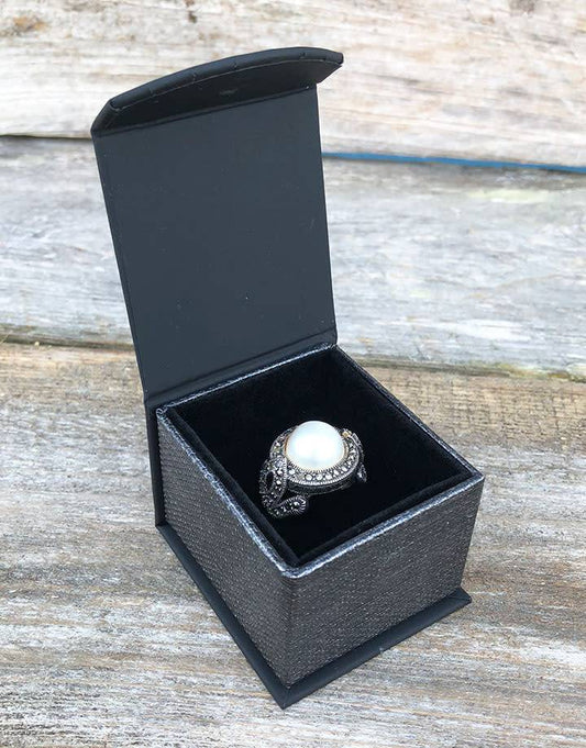 DBX4250 = Deluxe Magnetic Black/Silver Ring Box 1-7/8'' x 2-1/4'' x 1-1/2'' (Each)
