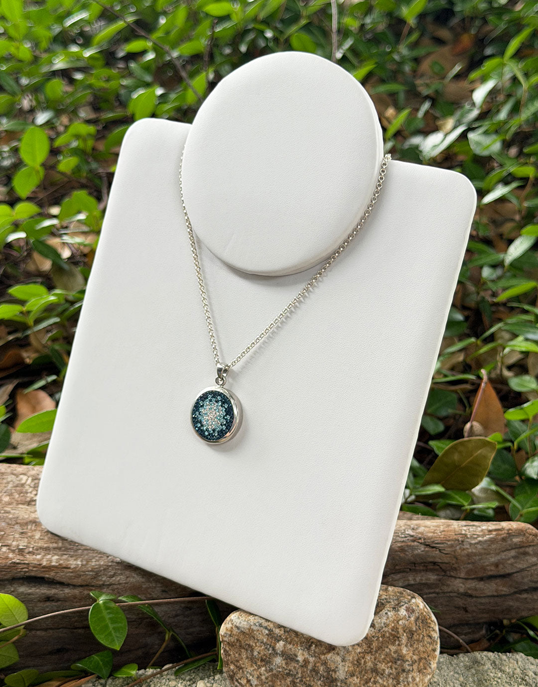 DCH6724 = White Leatherette Foldable Necklace Stand