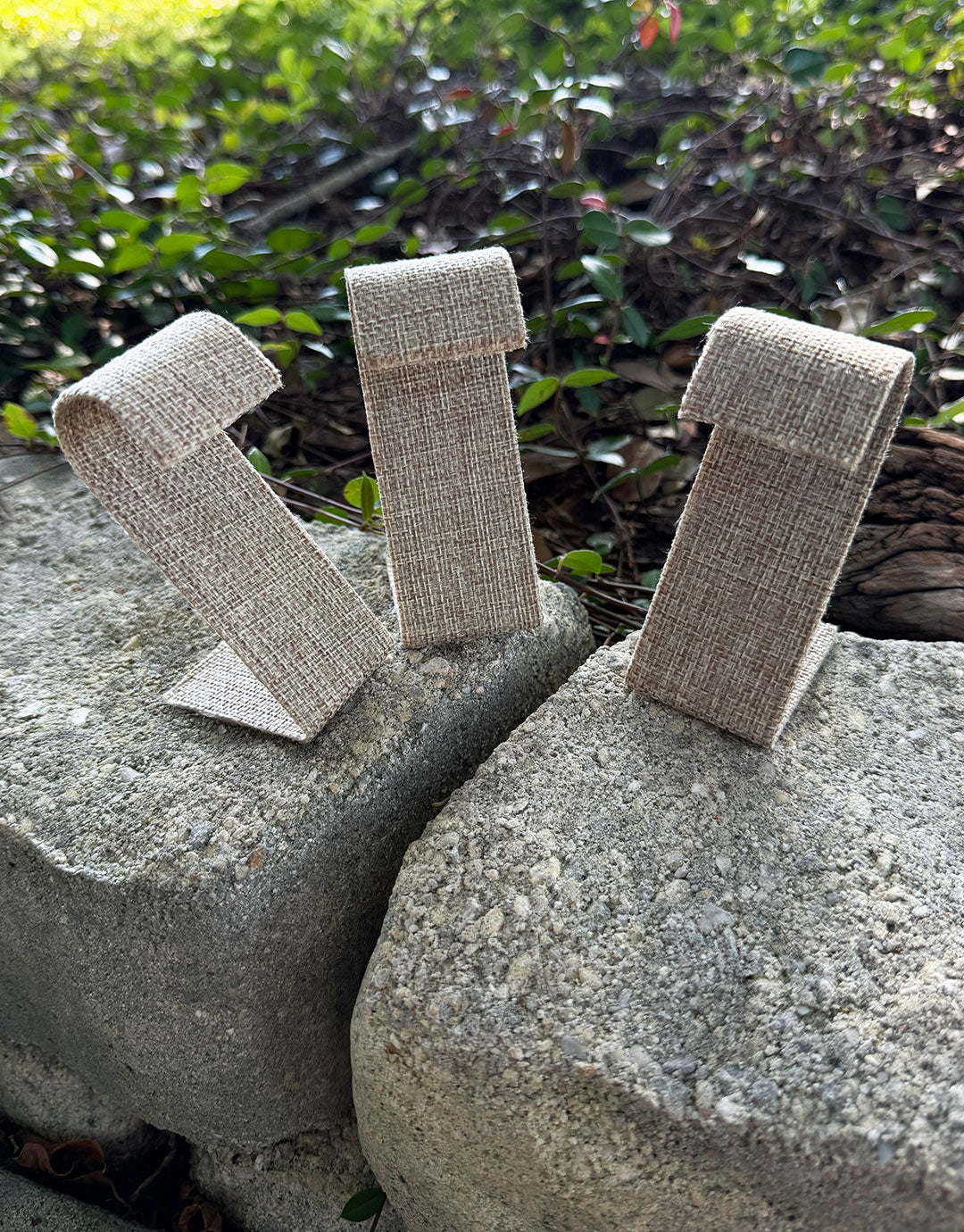 DER3293 = Burlap Double Earring Stand 3-1/4" H (Pkg of 3)