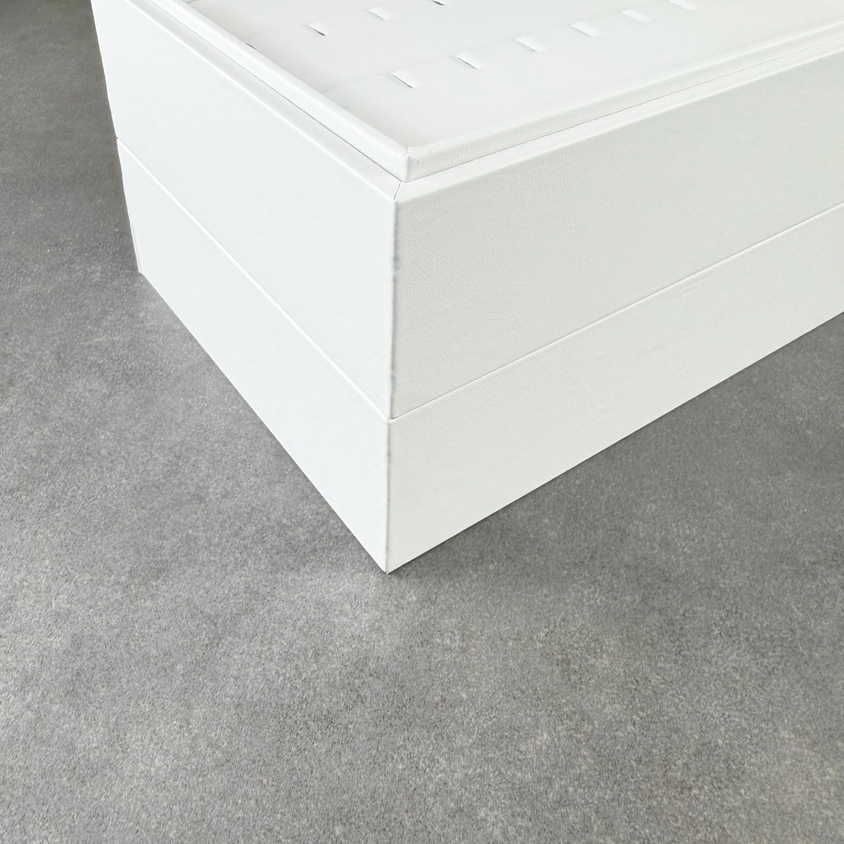 DPD6964 = White Leatherette Stackable Pendant Tray With 8 Pads