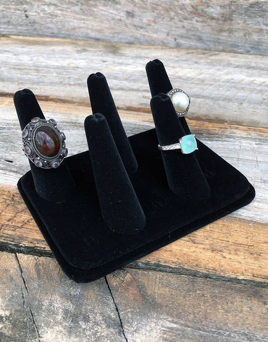 DRG1435 = black-velvet Five Finger Ring Display 5-1/8'' x 3-7/8''