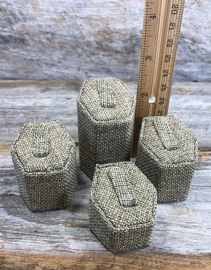 DRG3001 = Burlap 4pcs Ring Stand Set wth Clips