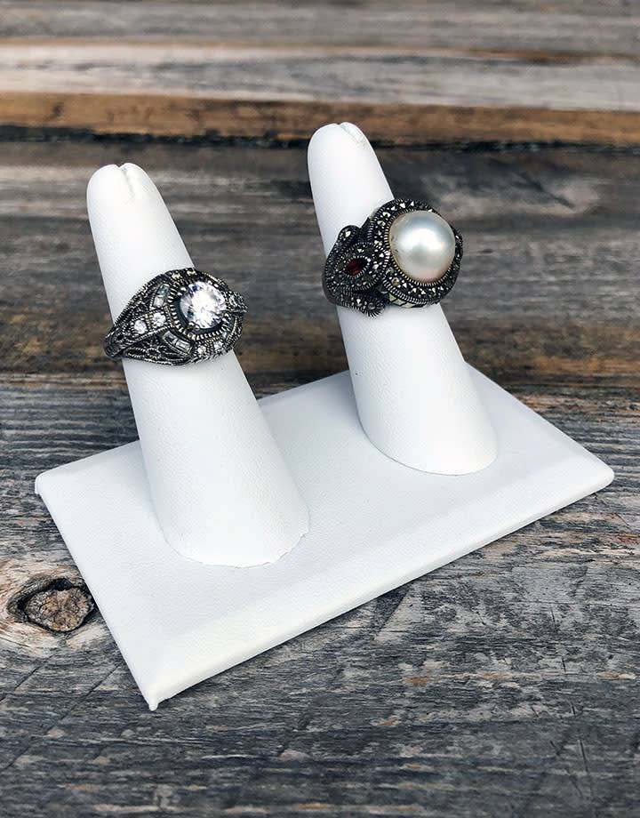 DRG6242 = Leatherette Ring Display with 2 Fingers
