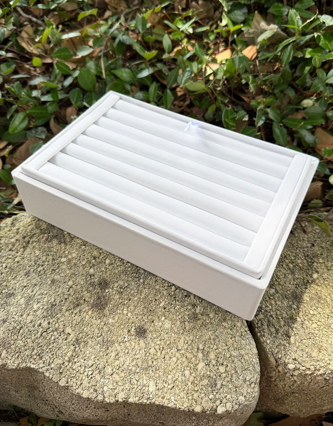 DRG6969 = White Leatherette Stackable Ring Tray With 7 Rows