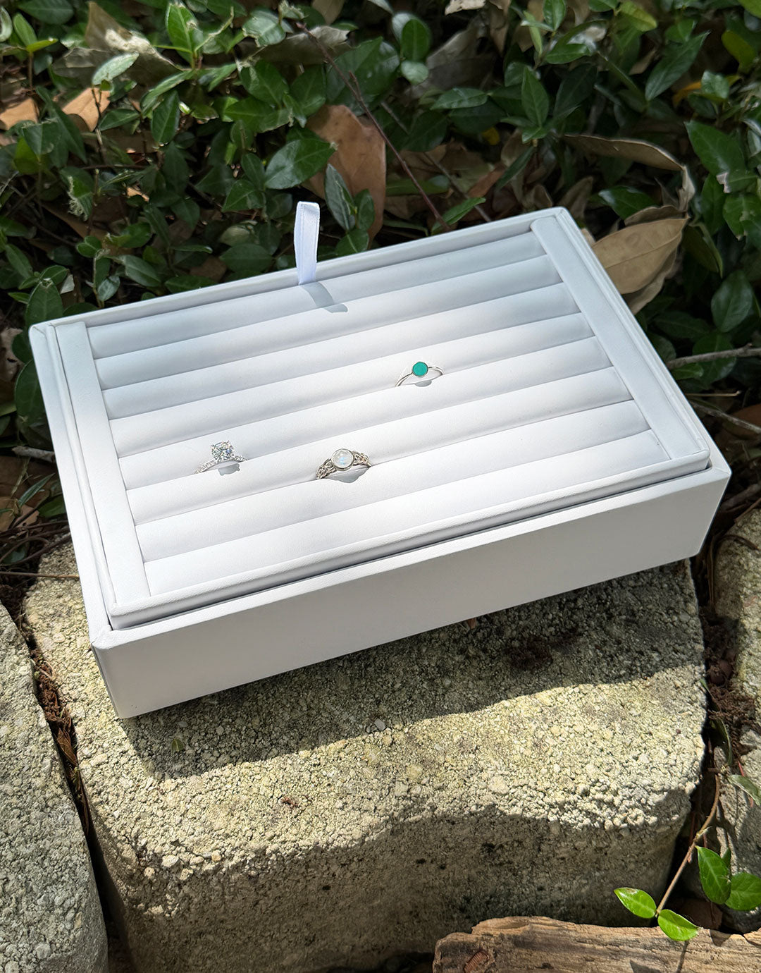 DRG6969 = White Leatherette Stackable Ring Tray With 7 Rows