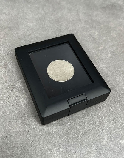 DST1001 = Glass Top Gemstone Display Black Plastic