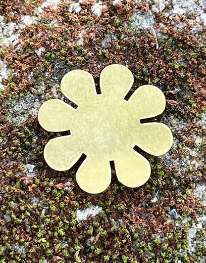 MSBR40524 = BRASS SHAPE - FLOWER 15/16''  24ga (Pkg of 6)