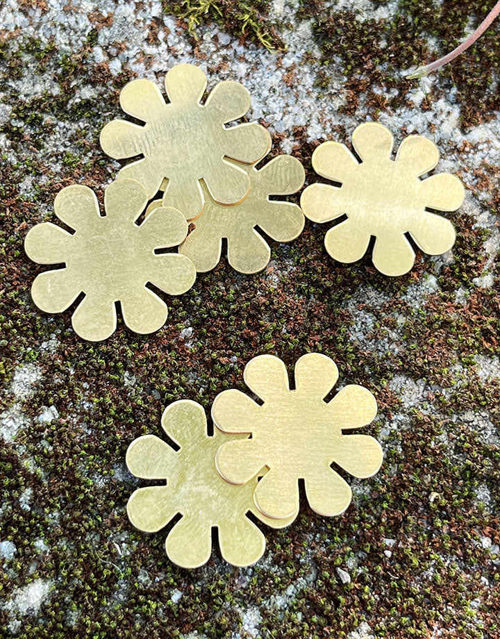 MSBR40524 = BRASS SHAPE - FLOWER 15/16''  24ga (Pkg of 6)