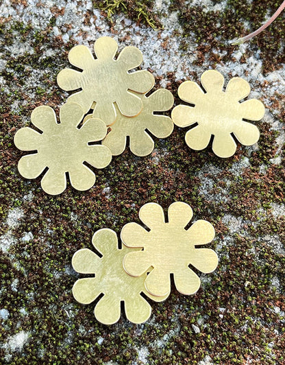 MSBR40524 = BRASS SHAPE - FLOWER 15/16''  24ga (Pkg of 6)