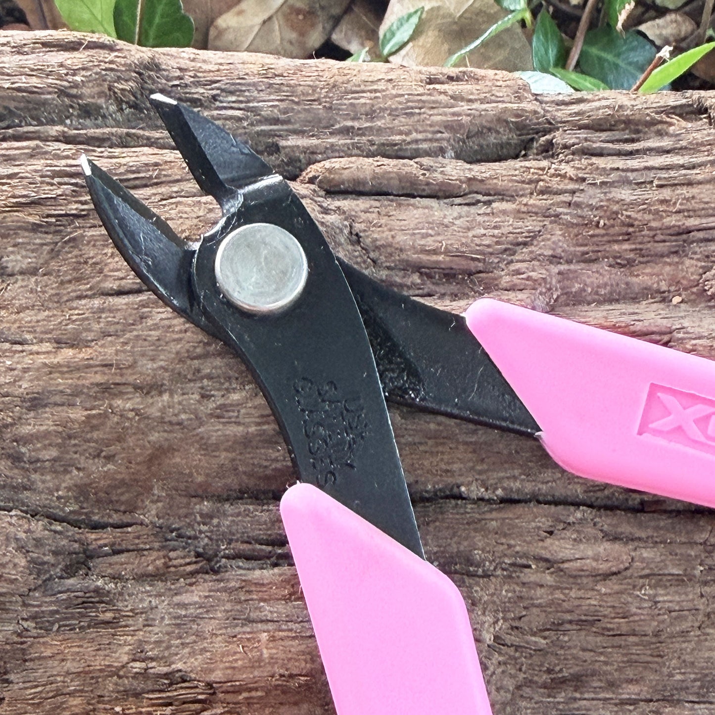 PL42175P = Xuron Flush Cutting Maxi Shear with Pink Handles