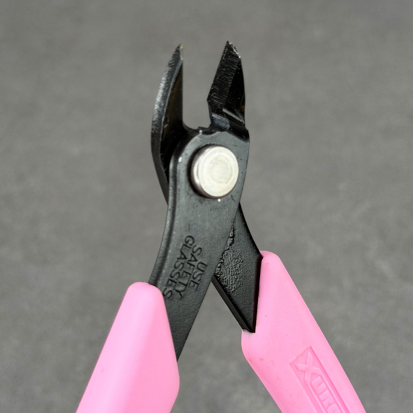 PL42175P = Xuron Flush Cutting Maxi Shear with Pink Handles