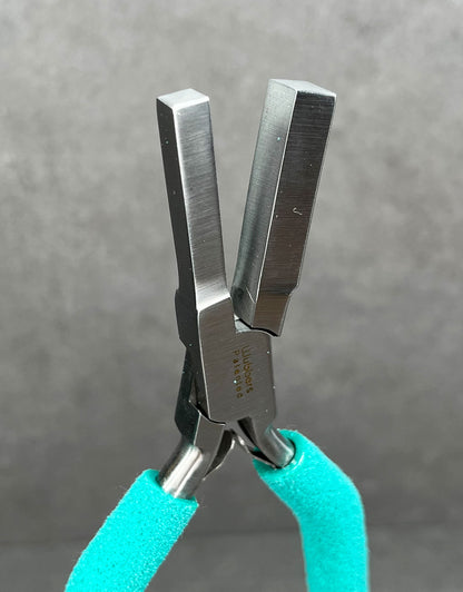 PL6032 = WUBBERS SQUARE MANDREL PLIERS - MEDIUM