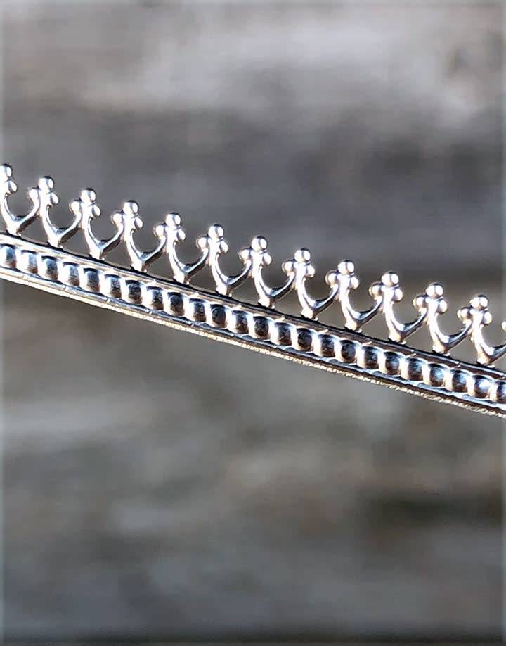 SGW01 = Sterling Gallery Wire "Crown" (Per Inch)