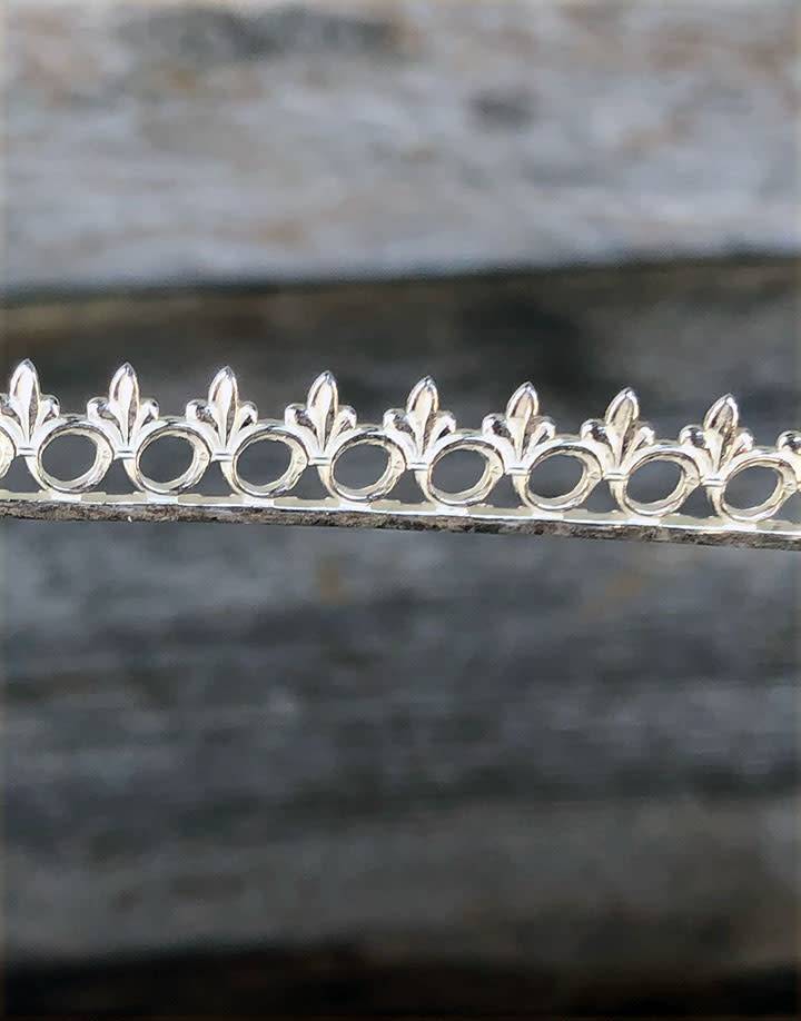 SGW04 = Sterling Gallery Wire "Ring and Fleur" (Per Inch)