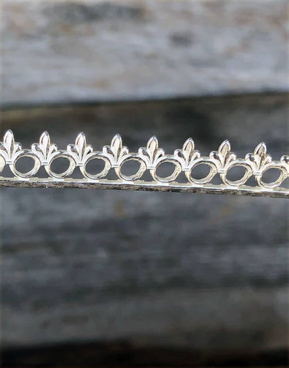 SGW04 = Sterling Gallery Wire "Ring and Fleur" (Per Inch)