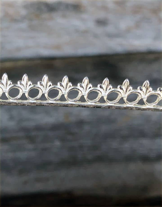 SGW04 = Sterling Gallery Wire "Ring and Fleur" (Per Inch)
