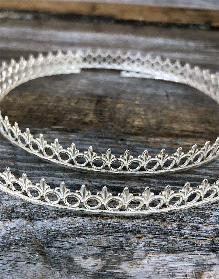 SGW04 = Sterling Gallery Wire "Ring and Fleur" (Per Inch)