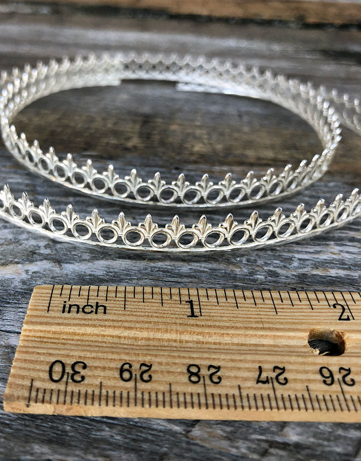 SGW04 = Sterling Gallery Wire "Ring and Fleur" (Per Inch)