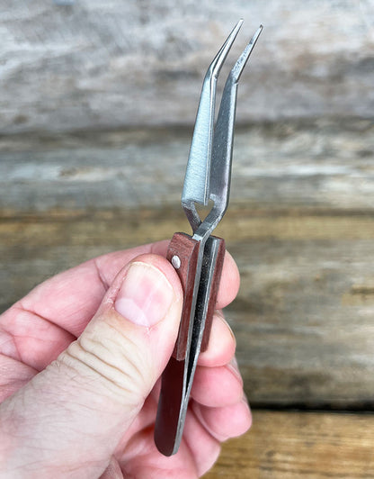 TW377 = Curved Cross Lock Fiber Grip Tweezers 4"