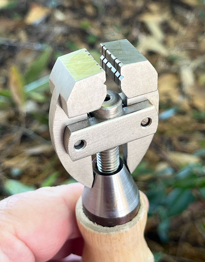 VS8115 = Jewelers Adjustable Hand Vise with Adjusting Handle